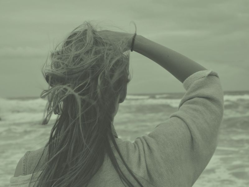 Eigenverantwortung durch innere Klarheit. Frau an Nordsee