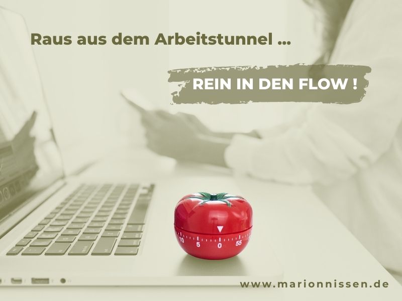 Frau am Laptop mit Küchentimer